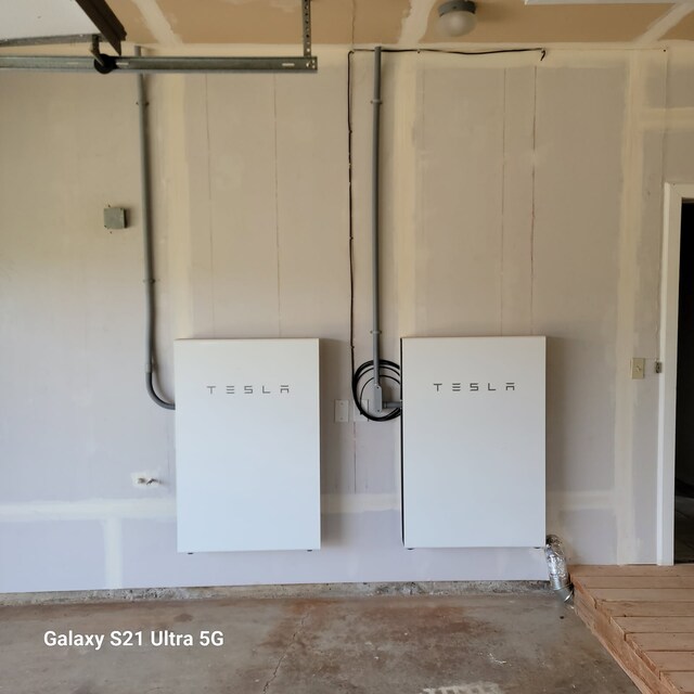 1-3580 Kaumualii Hwy, Hanapepe, HI 96716 - garage view of a power storage unit and concrete flooring