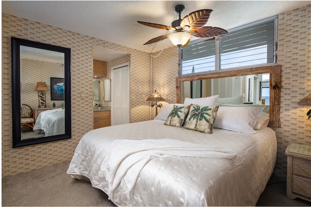 75-5782 Kuakini Hwy Unit 504, Kailua-Kona, HI 96740 - bedroom featuring wallpapered walls, carpet floors, ceiling fan, a textured ceiling, and ensuite bathroom