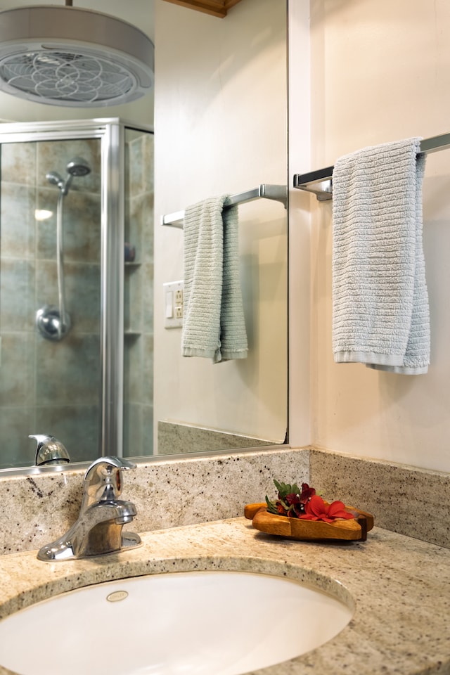 75-5782 Kuakini Hwy Unit 504, Kailua-Kona, HI 96740 - full bathroom featuring vanity and a shower stall