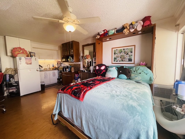 75-5680 Kuakini Hwy Unit 203, Kailua-Kona, HI 96740 - bedroom with freestanding refrigerator, wood finished floors, a textured ceiling, crown molding, and a sink