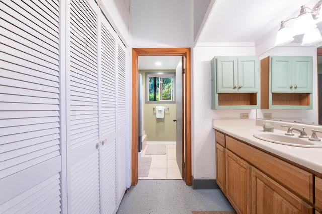 45-1070 Kalehua Rd, Honokaa, HI 96727 - bathroom featuring a closet and vanity