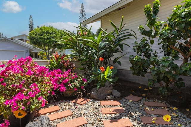 75-217 Nani Kailua Dr Unit 149, Kailua-Kona, HI 96740 - view of yard featuring an attached garage