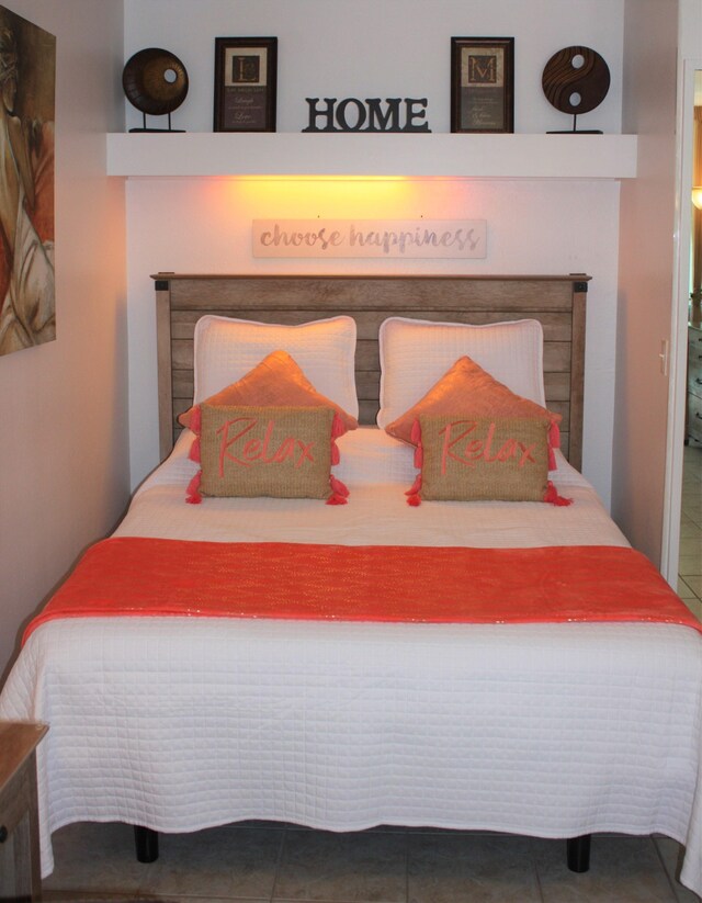 75-5776 Kuakini Hwy Unit 215, Kailua-Kona, HI 96740 - bedroom featuring tile patterned floors