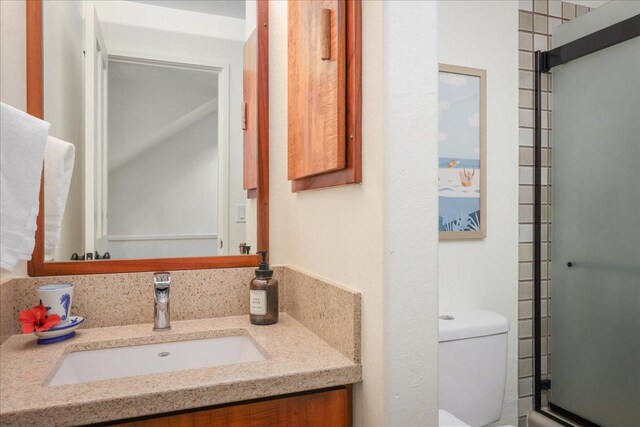 78-261 Manukai St Unit 3403, Kailua-Kona, HI 96740 - bathroom featuring toilet, vanity, and a shower with shower door