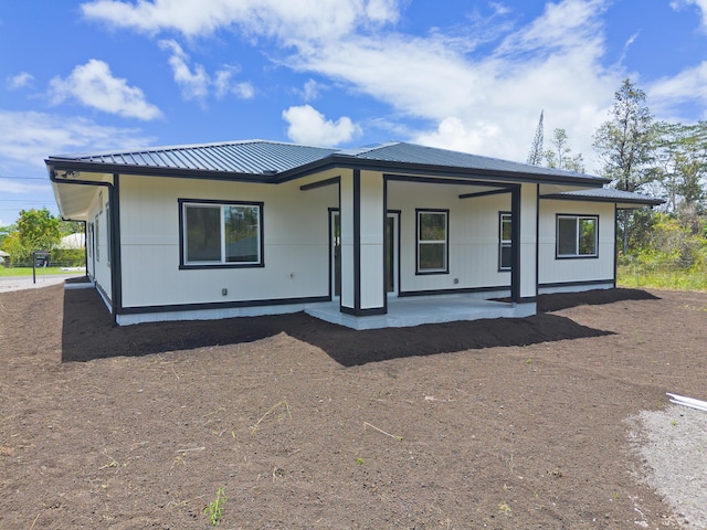 16-2050 Coconut Dr, Pahoa, HI 96778 - view of front facade with a metal roof