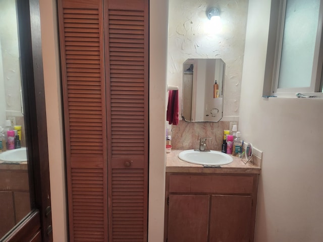16-2126 Sugarcane Ln, Pahoa, HI 96778 - bathroom featuring a closet and vanity