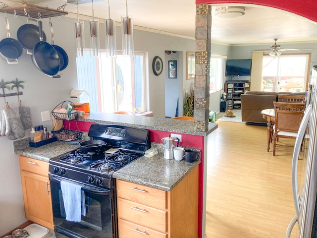 92-8744 Trade Wind Blvd, Ocean View, HI 96737 - kitchen with black gas range oven, crown molding, light wood-type flooring, arched walkways, and a ceiling fan