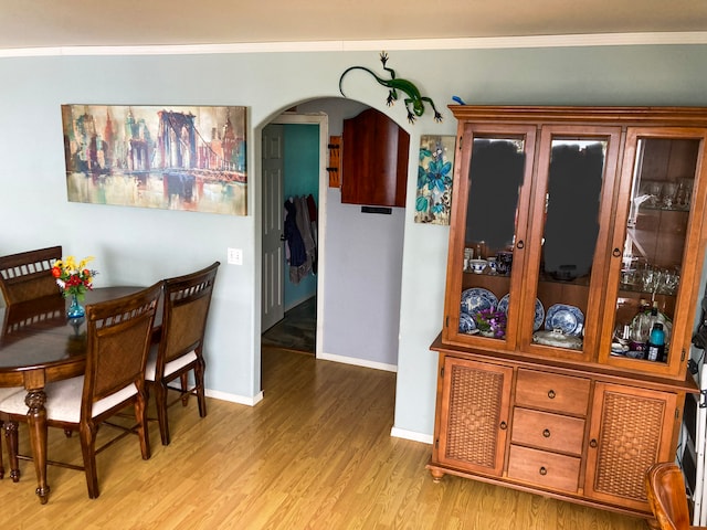 92-8744 Trade Wind Blvd, Ocean View, HI 96737 - dining area featuring arched walkways, light wood-style flooring, and baseboards