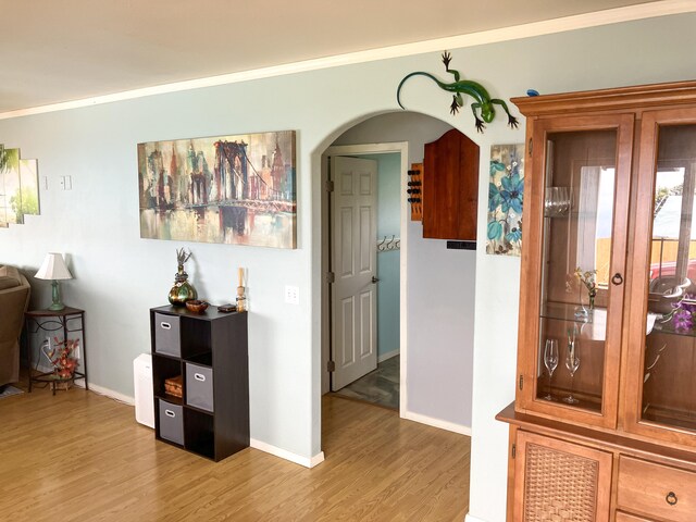 92-8744 Trade Wind Blvd, Ocean View, HI 96737 - hallway featuring arched walkways, light wood-style floors, and crown molding