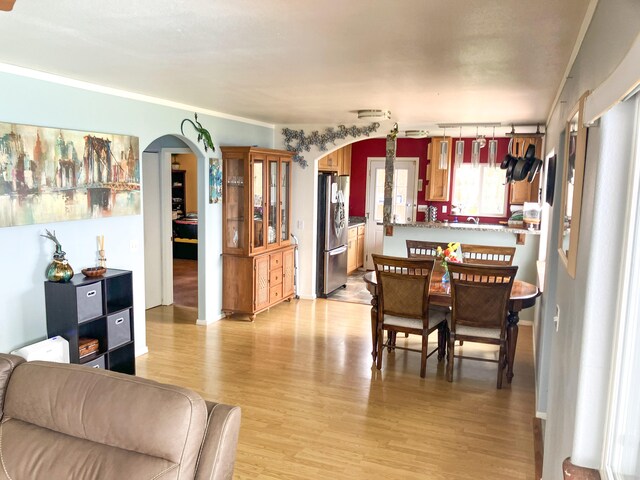 92-8744 Trade Wind Blvd, Ocean View, HI 96737 - living room featuring arched walkways, light wood finished floors, and crown molding