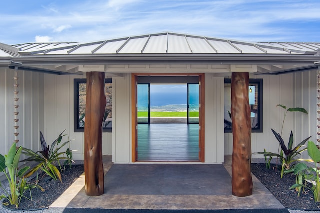 73-4493 Aloha Pl, Kailua-Kona, HI 96740 - property entrance with a metal roof and a standing seam roof