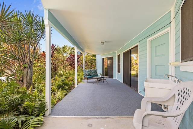 76-6302 Leone St, Kailua-Kona, HI 96740 - porch featuring an outdoor hangout area