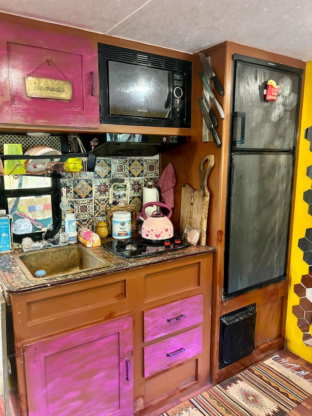 16-1557 Ao Rd, Mountain View, HI 96760 - bar with black microwave