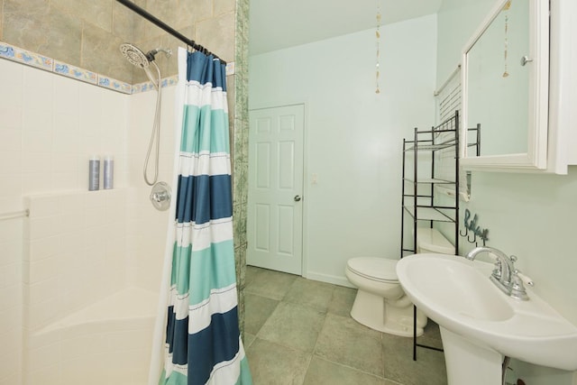 76 Makani Cir, Hilo, HI 96720 - full bathroom featuring a tile shower, toilet, and a sink