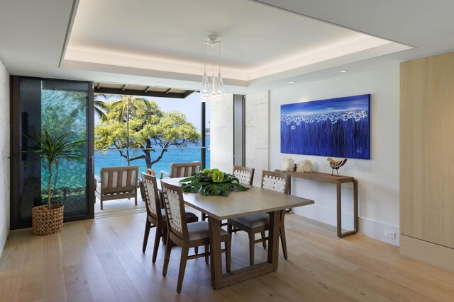 66-84 Kaunaoa Dr Unit C41, Kamuela, HI 96743 - dining room with a raised ceiling, expansive windows, and light wood-style flooring