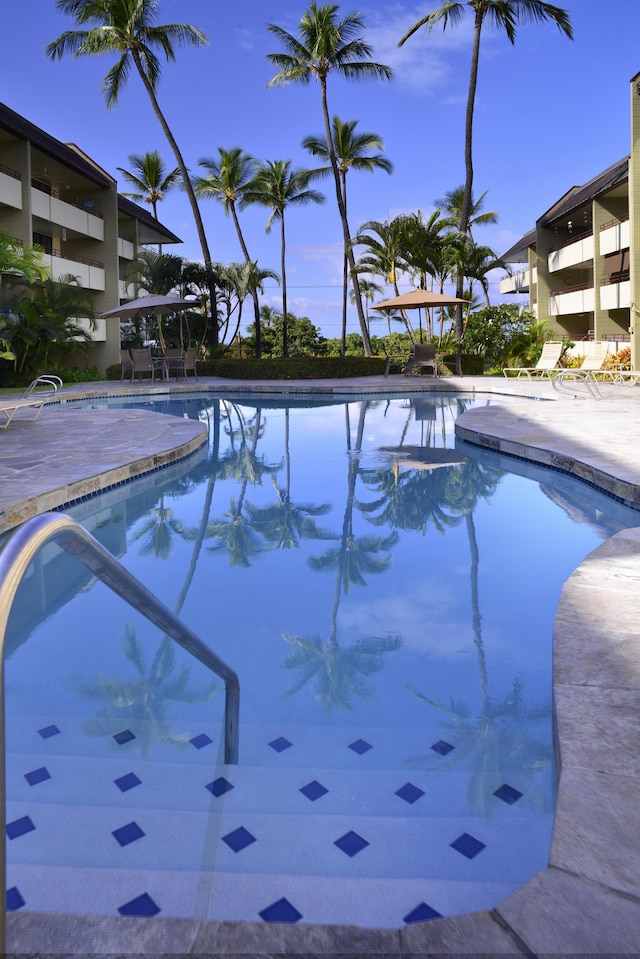 77-6469 Alii Dr Unit 128, Kailua-Kona, HI 96740 - community pool with a patio
