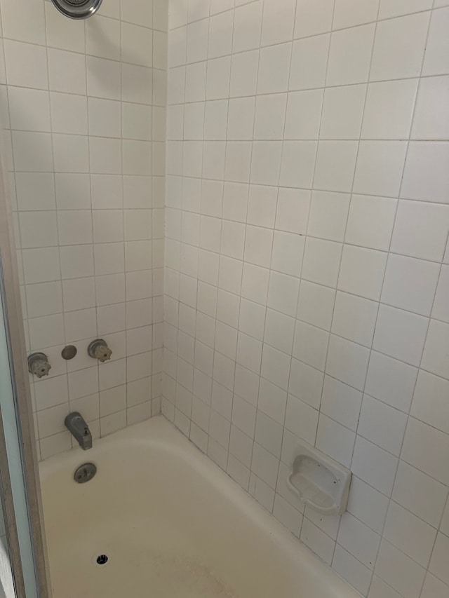 322 Ohai St Unit 16, Hilo, HI 96720 - bathroom featuring shower / bath combination
