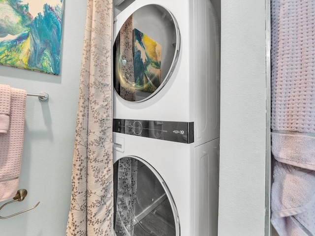 77-6585 Seaview Cir Unit 206, Kailua-Kona, HI 96740 - washroom featuring stacked washer / dryer