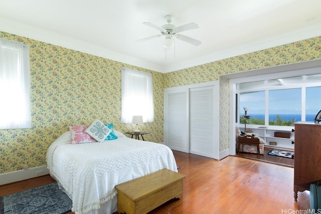 39-3383 Old Mamalahoa Hwy, Ookala, HI 96774 - bedroom with wallpapered walls, wood finished floors, baseboards, crown molding, and a ceiling fan
