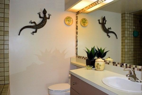 75-5865 Walua Rd Unit E-731, Kailua-Kona, HI 96740 - bathroom with vanity, toilet, and tiled shower