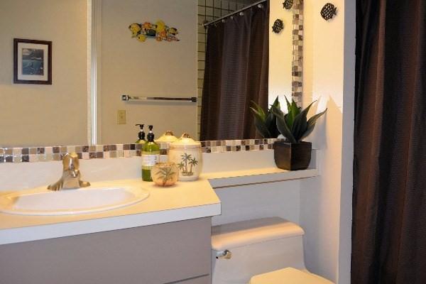75-5865 Walua Rd Unit E-731, Kailua-Kona, HI 96740 - full bathroom with vanity, toilet, and a shower with curtain