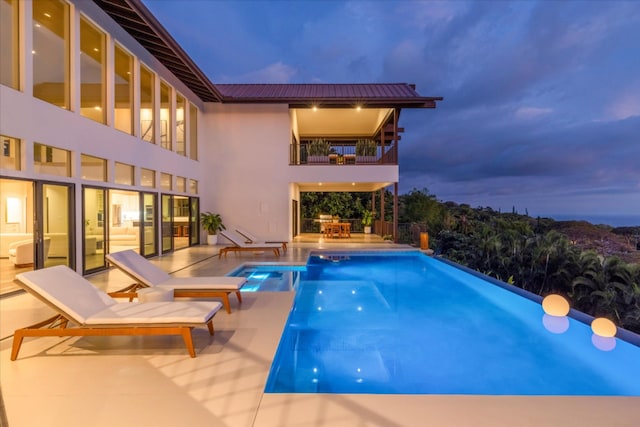 76-981 Aeo St, Kailua-Kona, HI 96740 - view of swimming pool featuring a pool with connected hot tub and a patio