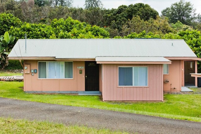 73-1361 Kaukahoku Rd, Kailua-Kona, HI 96740 - view of front facade with metal roof and a front lawn