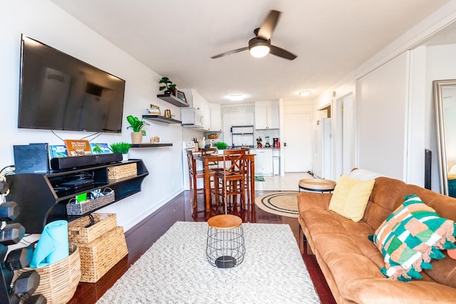 75-5766 Kuakini Hwy Unit 207, Kailua-Kona, HI 96740 - living area with ceiling fan and light wood-style floors