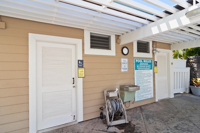 75-6081 Alii Dr Unit B204, Kailua-Kona, HI 96740 - entrance to property with a pergola