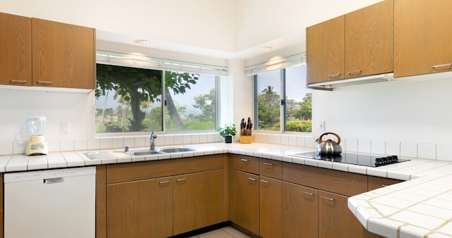 69-1010 Keana Pl Unit F105, Waikoloa, HI 96738 - kitchen featuring dishwasher, black electric cooktop, a sink, under cabinet range hood, and tile countertops