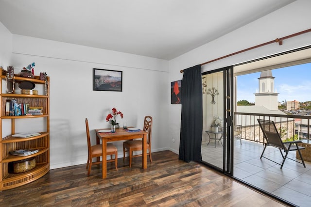75-5719 Alii Dr Unit 414, Kailua-Kona, HI 96740 - dining room with wood finished floors and baseboards