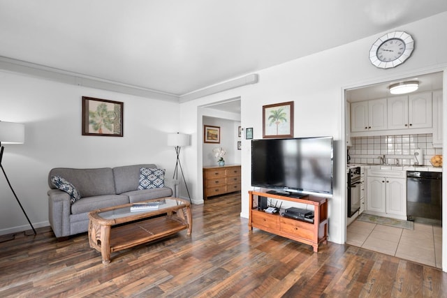 75-5719 Alii Dr Unit 414, Kailua-Kona, HI 96740 - living area with wood finished floors and baseboards