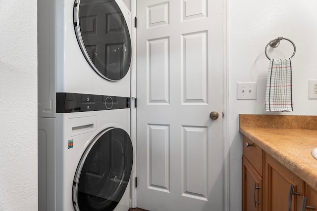 76-134 Heenalu Rd Unit 10, Kailua-Kona, HI 96740 - laundry area featuring stacked washer / drying machine and cabinet space