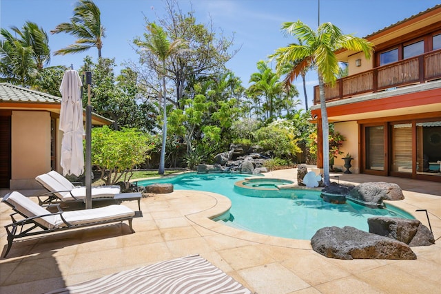 68-108 Pukaua Pl, Kamuela, HI 96743 - view of swimming pool with a patio and a pool with connected hot tub