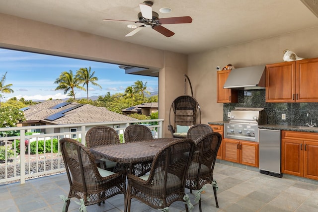 68-1025 Kaniku Dr Unit 612, Kamuela, HI 96743 - view of patio with outdoor dining space, a sink, and a ceiling fan