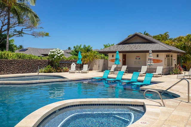 68-1025 Kaniku Dr Unit 612, Kamuela, HI 96743 - community pool featuring a community hot tub and a patio
