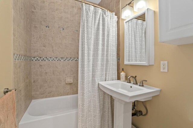 4355 Liliuokalani Pl, Kilauea, HI 96754 - bathroom featuring shower / bath combo