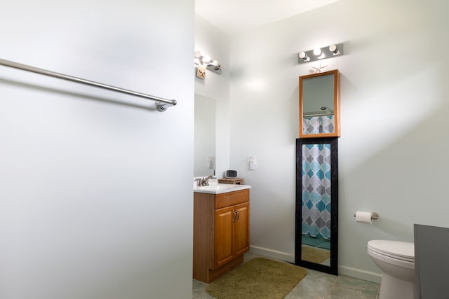 71-1769 Puu Lani Dr, Kailua-Kona, HI 96740 - full bath featuring vanity, toilet, baseboards, a shower with shower curtain, and tile patterned flooring