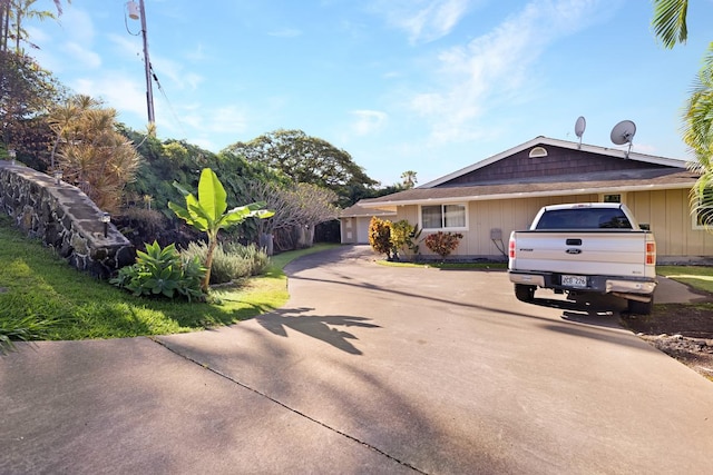 77-6596 Walua Rd, Kailua-Kona, HI 96740 - ranch-style house featuring concrete driveway