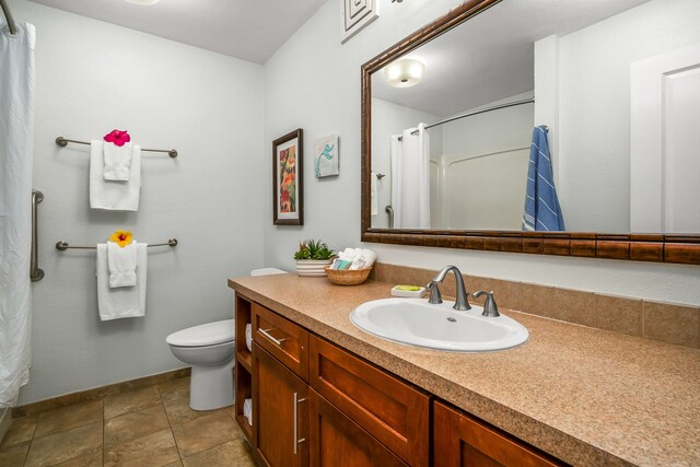 4-1250 Kuhio Hwy Unit H104, Kapaa, HI 96746 - full bathroom featuring vanity, toilet, a shower with shower curtain, and baseboards