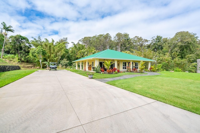 48-5319 Kukuihaele Rd, Honokaa, HI 96727 - view of front of property with covered porch, driveway, and a front lawn