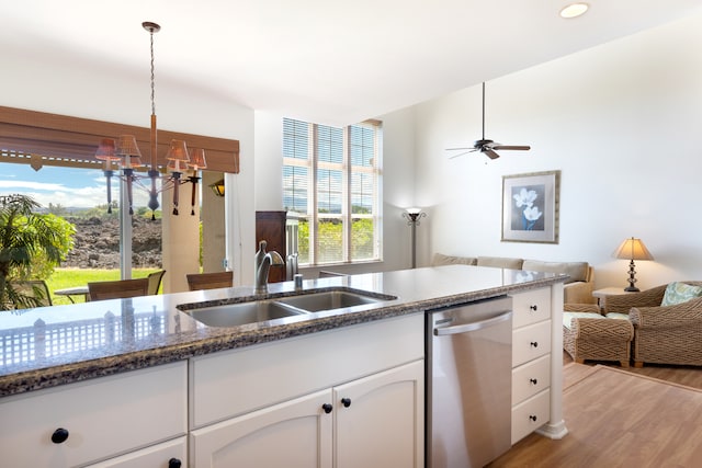 69-555 Waikoloa Beach Dr Unit 1704, Waikoloa, HI 96738 - kitchen with dishwasher, a sink, a chandelier, open floor plan, and light wood-style flooring