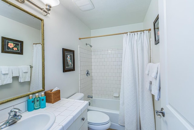 4771 Pepelani Lp Unit 921, Princeville, HI 96722 - full bathroom featuring vanity, toilet, and shower / tub combo