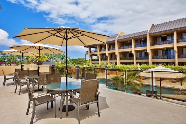 75-5865 Walua Rd Unit D624, Kailua-Kona, HI 96740 - view of patio featuring ceiling fan, an outdoor pool, and outdoor dining area