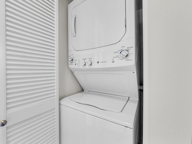 75-6009 Alii Dr Unit Y22, Kailua-Kona, HI 96740 - laundry room with stacked washing machine and dryer