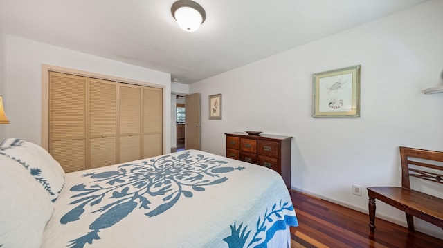 5-6691 Kuhio Hwy, Hanalei, HI 96714 - bedroom featuring wood finished floors, a closet, and baseboards