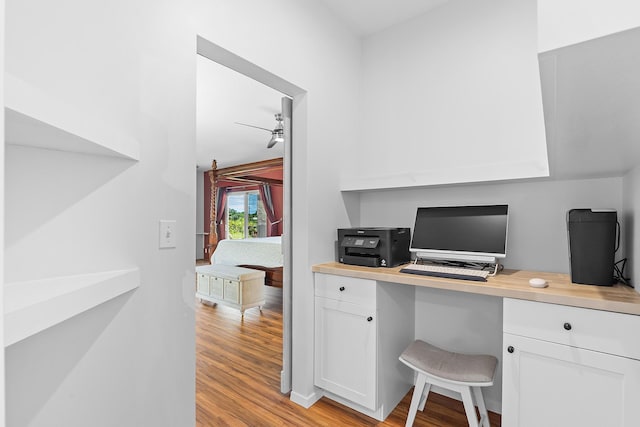 16-2028 35th Ave, Keaau, HI 96749 - office area featuring light wood-style floors, built in desk, and a ceiling fan