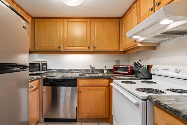 75-5719 Alii Dr Unit 220, Kailua-Kona, HI 96740 - kitchen featuring stainless steel appliances, under cabinet range hood, a sink, light tile patterned flooring, and dark stone counters