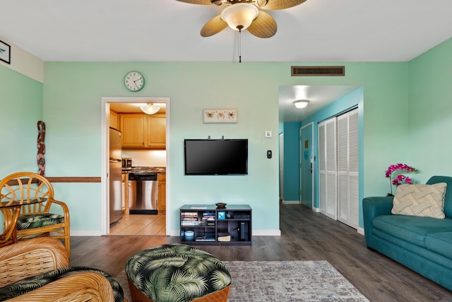 75-5719 Alii Dr Unit 220, Kailua-Kona, HI 96740 - living area featuring ceiling fan, wood finished floors, and baseboards