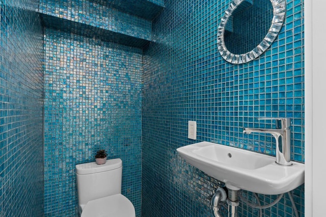 75-6150 Alii Dr Unit 7, Kailua-Kona, HI 96740 - half bathroom featuring tile walls